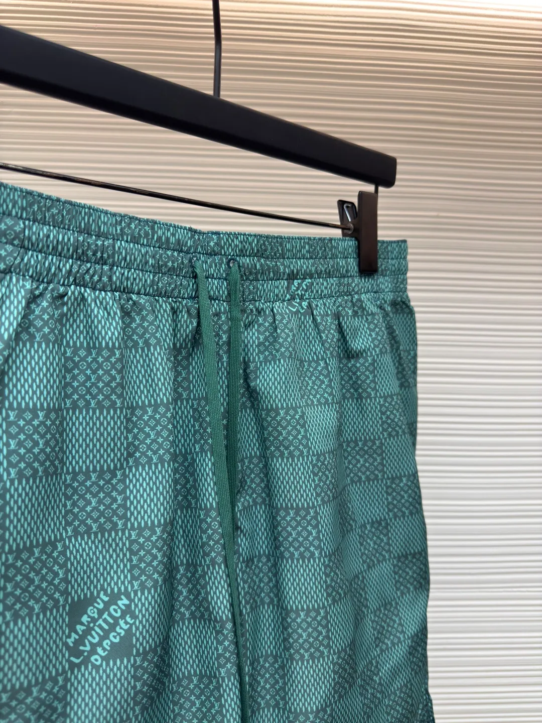 LOUIS VUITTON Printed Beach Pants Chess ●Authentic: Purchased and developed at 6950 ●Item No.: 1680015-A65 ●Fabric: nylon fabric ●Technology: Printing ●Version: Fitted version ●Weight: about 168 grams ●Size: The L.Vuitton déposé logo is integrated into the checkered pattern and can be paired with a matching T-shirt or for a casual look. It features a standard fit, all-over Damier Monogram print, drawstring elastic waist and side pockets. Cut and sew the flower position to restore the pattern effect. The overall wiring is straight and delicate, the fabric is comfortable and soft, and the color is consistent without color difference. It can be matched with the same style to create a fashionable look and control various occasions. Customized accessories, complete with three standards, same style for men and women!
